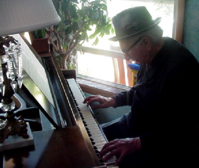 Art Mineo at the piano.