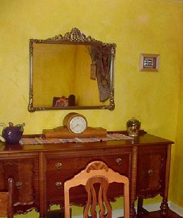 The dining room sparkles with a combination of sunny and earthy tones.