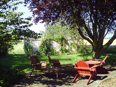 The backyard patio at The Queen of the Valley Bed and Breakfast La Conner, Washington - Photo.