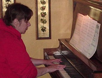 Shelly entertaining on the paino at the Queen of the Valley Inn.