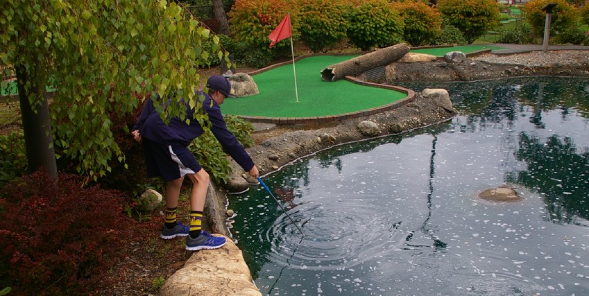 Playing miniature golf at Tacoma Firs Golf Center - image.