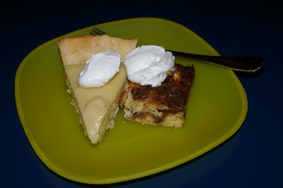 Peg's streusel with candied nuts and whipped cream - photo.