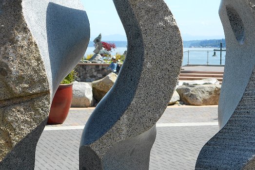 Familial Bonds sculpture by Will Robinson at Point Ruston - image.