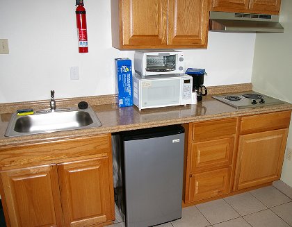 The kitchen in a room at Oyster Bay Inn Bremerton, Washington - image.