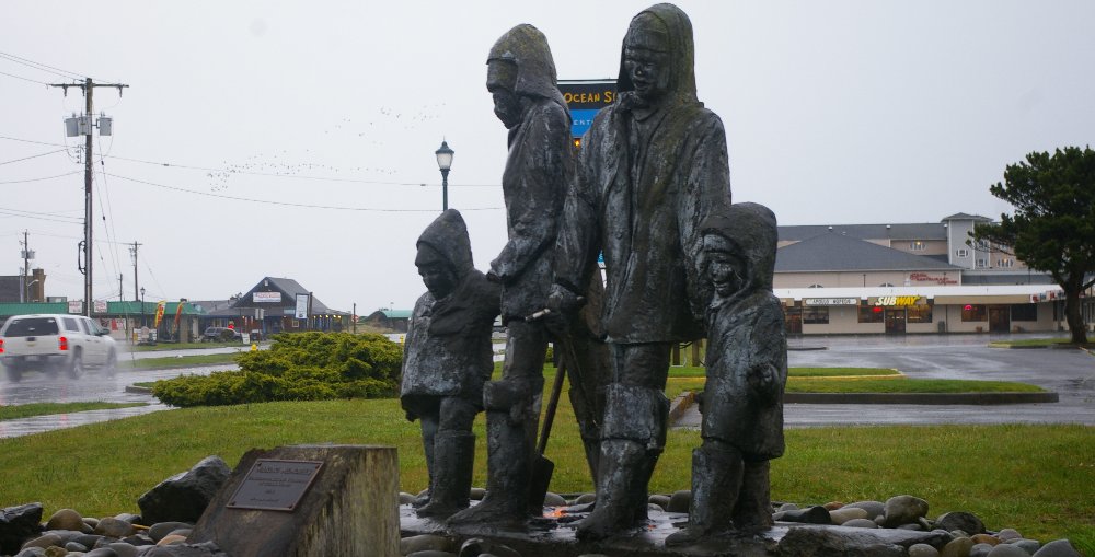 A clamming family statue at Ocean Shores - image.